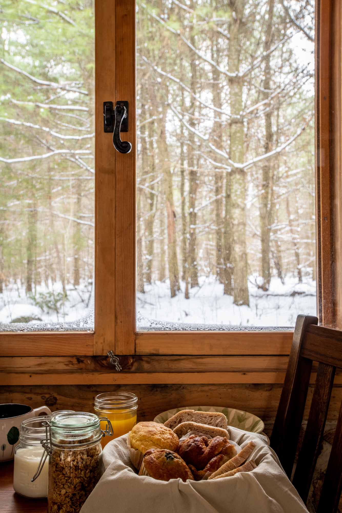 The-Cordwood-Cabin-An-Accessible-Retreat-from-the-21st-Century-breakfast-window-photo-by-Kristin-Schnelten