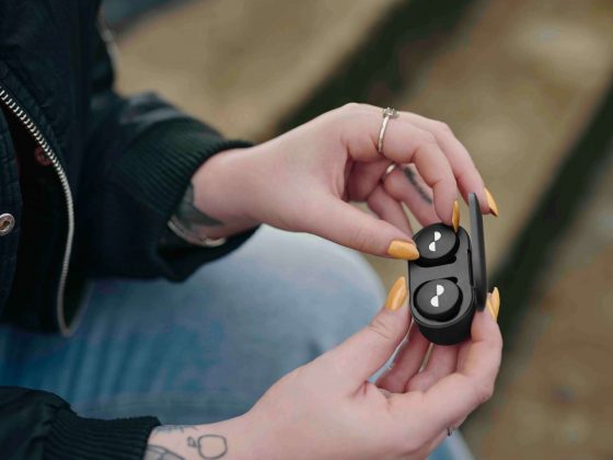 Nuratrue-earbuds-in-case