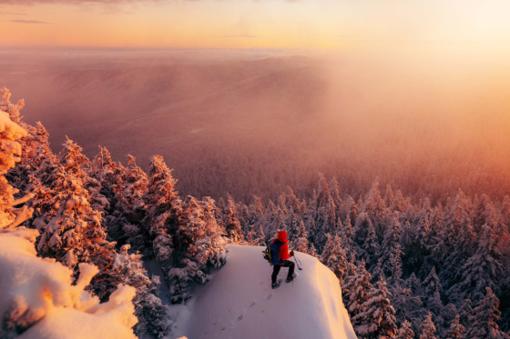 Lever de soleil au coeur des nuages sur le plus haut sommet des monts Sutton le Round Top a 968 metres daltitude.