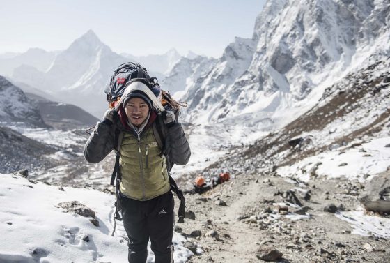 Un porteur népalais dans la région de l'Everest.